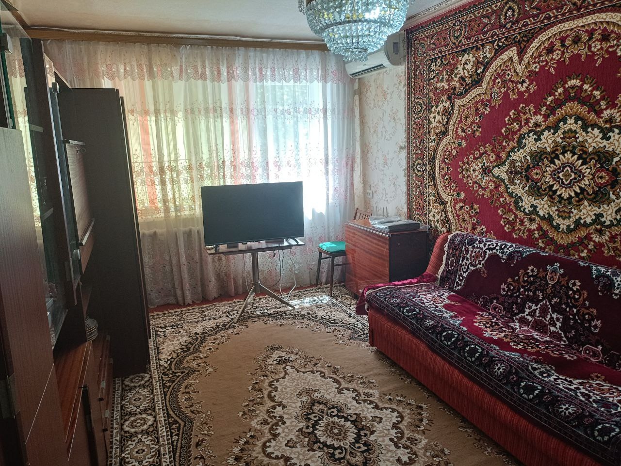 2-комнатная квартира кв. Дружбы 3/5 эт. кирпичного дома, не угловая, дом кооперативный. Общ. пл. 50 кв.м, кухня 6 кв.м, комнаты изолированные, с/у раздельный. Окна м/пл, балкон застеклен, натяжные потолки в спальне. Мебель, бойлер, холодильник, стиральная машина, кондиционер. . Цена: 4 400 000 руб. Агент: Але...