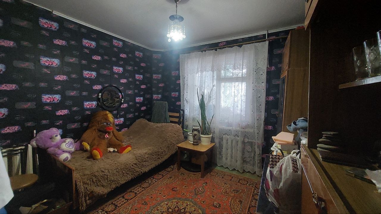 Продам 3х комнатную квартиру на кв . 50 лет Октября. Г. Луганск, Жовтневый район. 4/9 эт Общая площадь 73 м². Жилое состояние. Отопление центральное. Лоджия, балкон застеклены. Окна деревянные, в зале м/п. Сан узел раздельный. Отличное расположение - Рядом школа, садик, с/м, магазины, парк, остановка обществе...