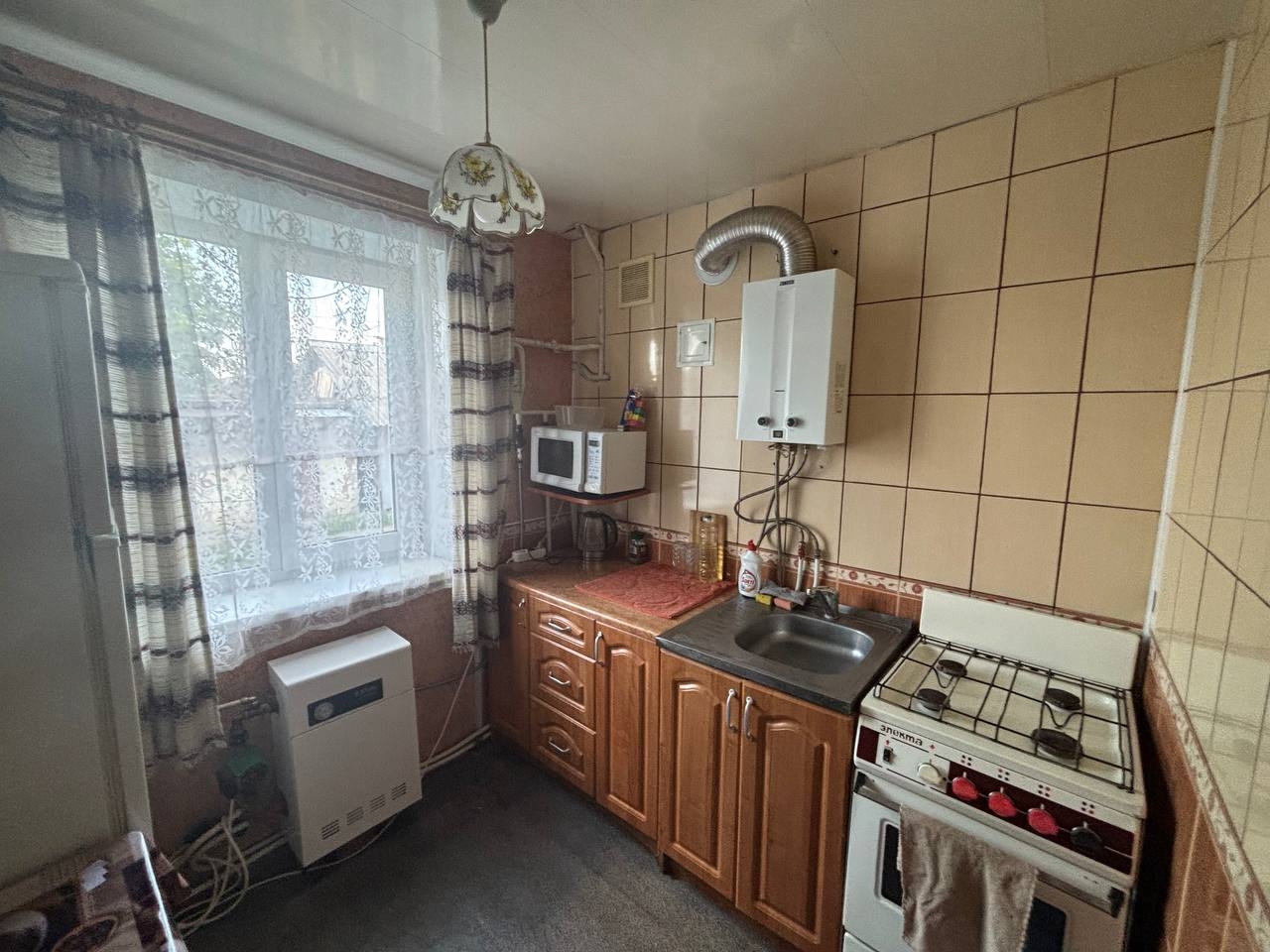 Продается 2-х комнатная квартира 38,8 м2 на 1 этаже 2 этажного дома, ул.Гоголя г.Краснодон (напротив детской больницы, 2-й дом от остановки). Не угловая, теплая, окна м.п., индивидуальное отопление, газовая колонка, полностью заменены канализационные трубы. Квартира в жилом состоянии. Стоимость 2 100 000 руб....