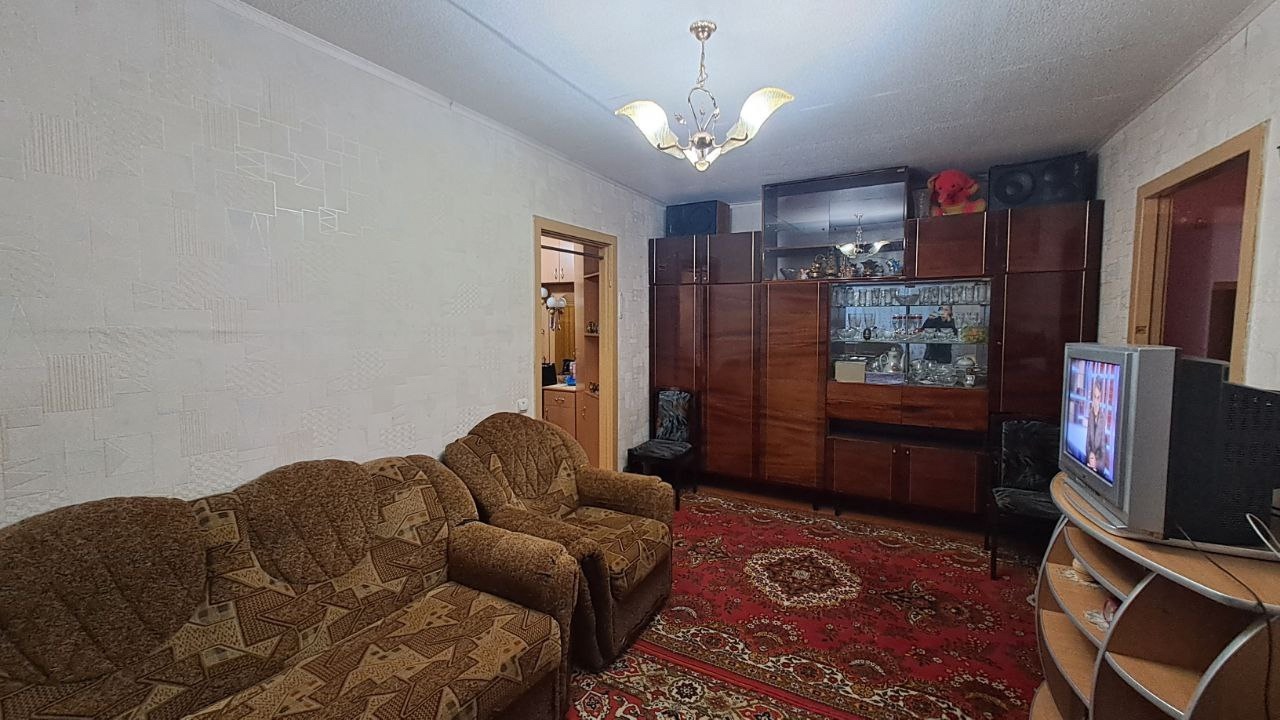 ❗️❗️❗️ ❗️Продажа ❗️ 2 комнатная, 44,4м², 3/5эт., кв.Ватутина, Жовтневый р-н, г.Луганск Автономное отопление ❗️ ✔️ Квартира в жилом состоянии. Теплая, уютная. Зал проходной, спальня изолированная. С/у совмещен. Есть кладовая. Окна м/п (кроме кухни), балкон застеклен. Отличное месторасположение. В пешей доступн...