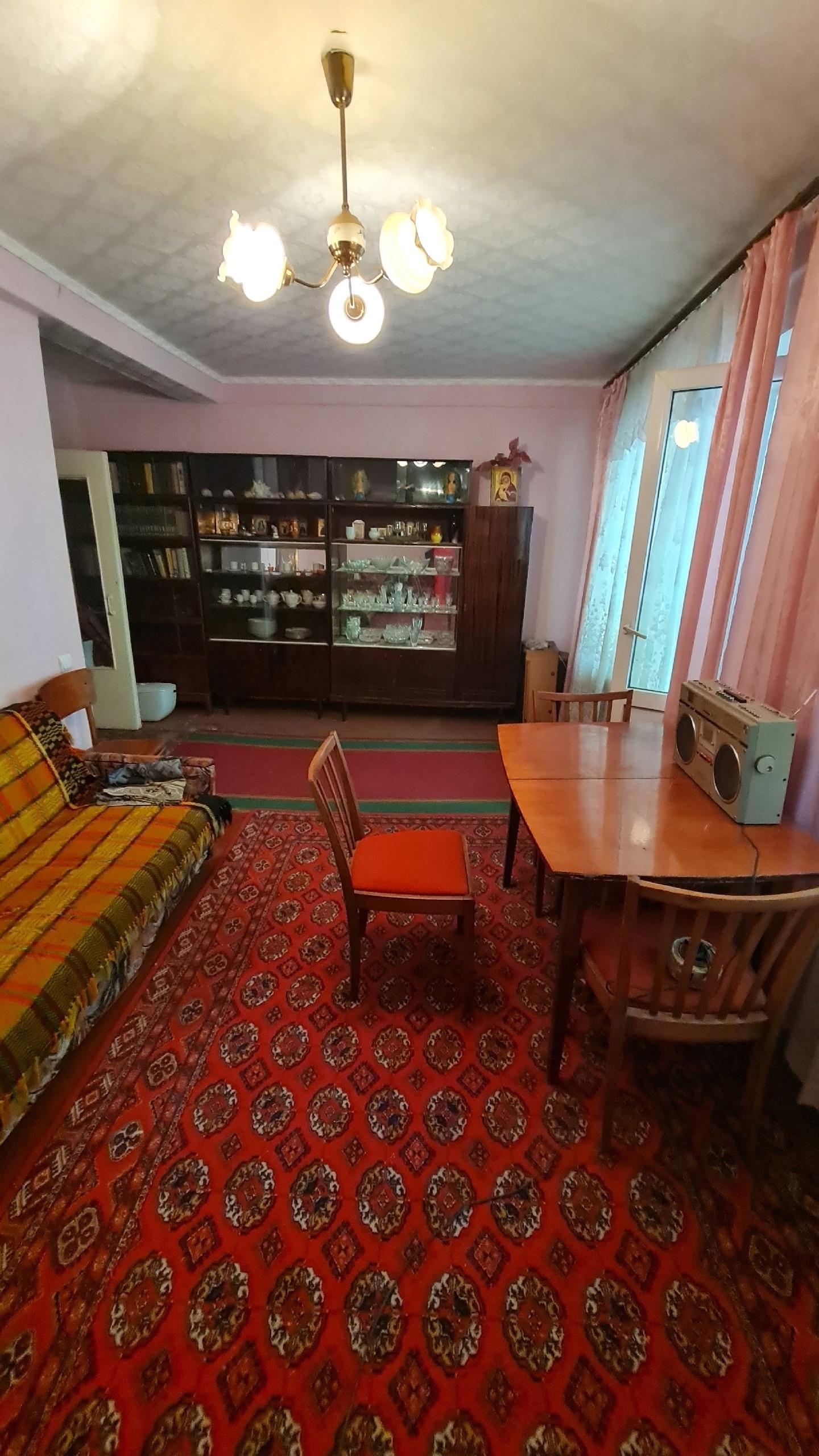 Объект 1167 г. Алчевск
2- к квартира в районе Патизона. 1/9 дома, цоколь не низкий. ОП 51/7м², угловая. В квартире МПО, на окнах решетки. На балконе ...