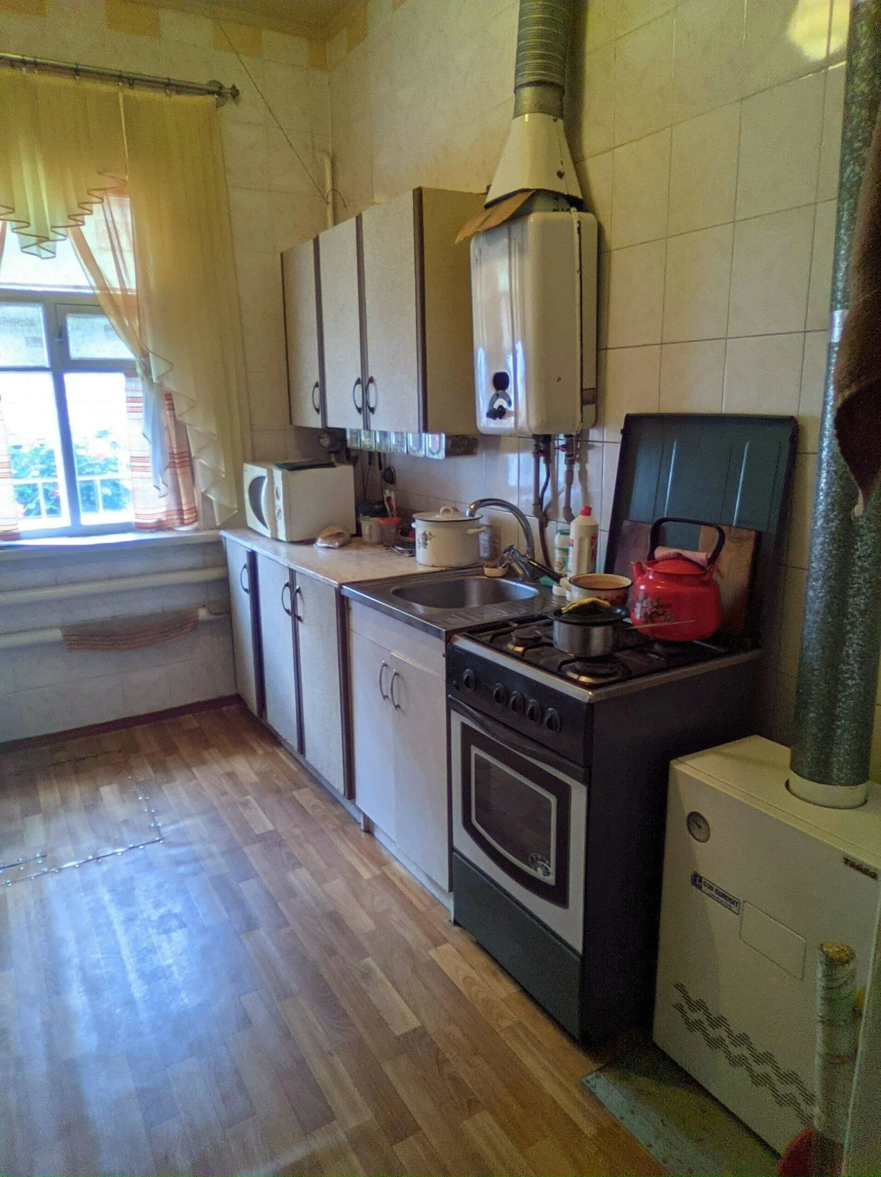 Продаётся 1/2 часть дома в Алчевске, район СШ №24 Основные параметры: Общая площадь дома: 57 м² Участок: 3 сотки Комнаты: 2 жилые комнаты + мансарда Прописано: Никого не прописано Документы: Готовы к продаже Коммуникации и удобства: Отопление: Одноконтурный котел Водоснабжение: Газовая колонка Канализация: Це...