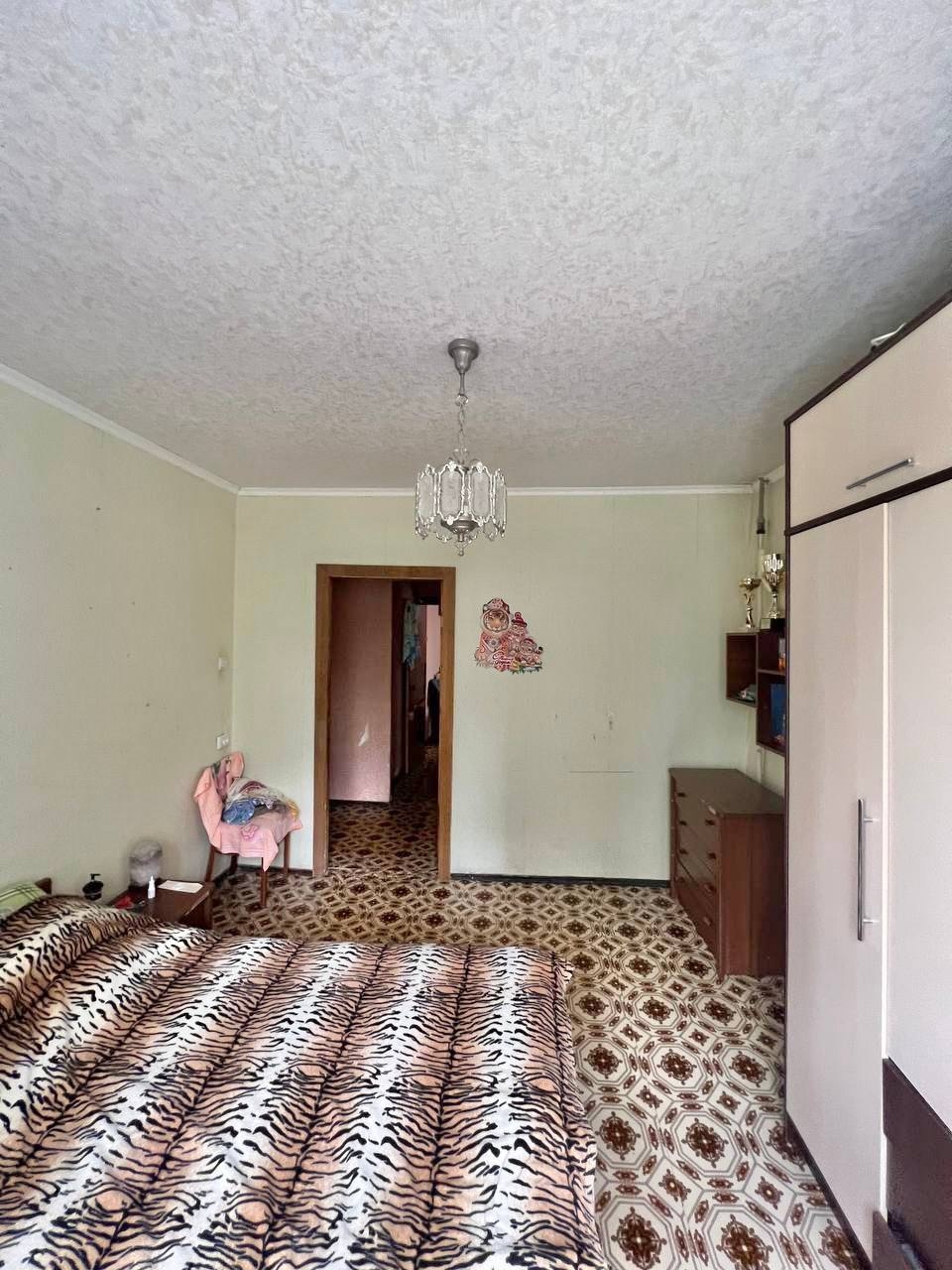 Продам 4-кк с АВТОНОМНЫМ ОТОПЛЕНИЕМ на кв Якира ( район маг. Универсам 1) 4 этаж 9-го дома. Дом полностью был отремонтирован в 2024 году. Общая площадь 80,4 м 2. В квартире жилое состояние. Окна и балконная рама м/п. Отличное месторасположение . Рядом остановка транспорта с очень хорошей развязкой, магазины, ...