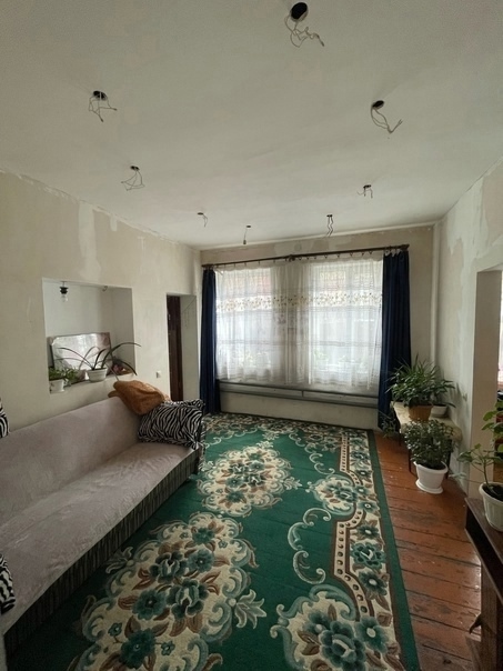 🏡 Продается просторный дом в Алчевске 📍 Адрес: ул. Чернышевского 📐 Площадь дома: 120 кв.м. | Участок: 7,5 соток ✅ Коммуникации и состояние: 🔹 Все коммуникации подведены: свет, газ, водопровод, центральная канализация, скважина 🔹 Дом стянут, крыша перекрыта шифером 🔹 Металлопластиковые окна 🔹 6 комнат для комф...
