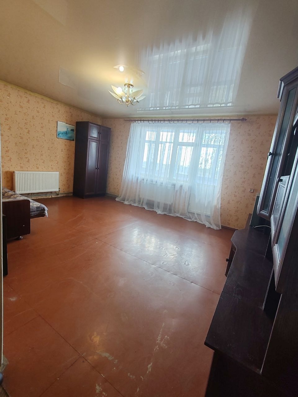 🗝️Продаётся габаритная 1 комнатная квартира 42 кв. м🗝️ Расположение : г. Брянка, ул. Б. Хмельницкого 12. Цена 1.1 млн 🔵3 этаж/3 этажного дома 🔵Автономное отопление ( Двухконтурный котёл) 🔵Установлена насосная станция 🔵Пластиковые окна(частично). 🔵Просторная лоджия 🔵Натяжной потолок 🔵Железная входная дверь. 🔵В...