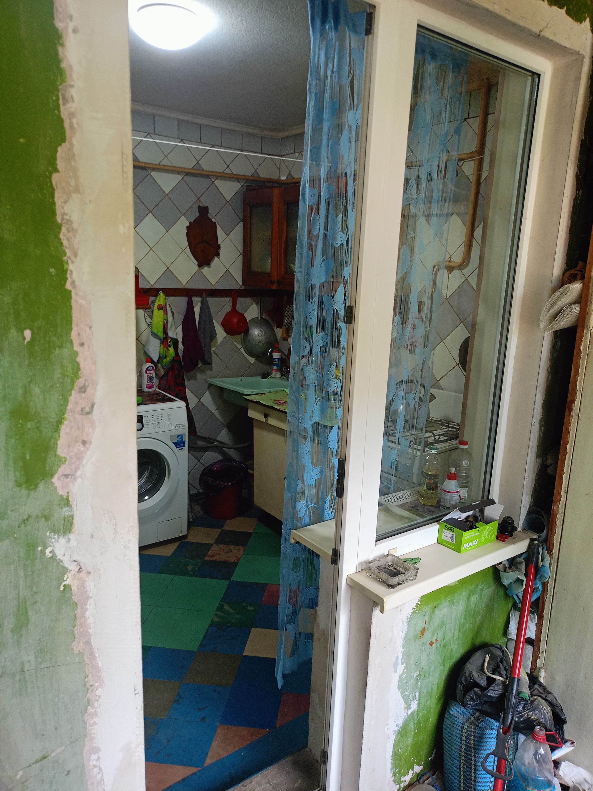 Продам 1- к квартиру в г. Луганск, Юбилейный,кв Ворошилова, площадь 34 кв. м.,пристройка 12 кв.м(с большим подвалом)., не угловая. В квартире: совместный с/ узел, кладовая, , МП/окна, пластиковые трубы, железная входная дверь, жилое состояние. Вся инфраструктура- в шаговой доступности. ☎ +7 (959) 16 32 111 (T...