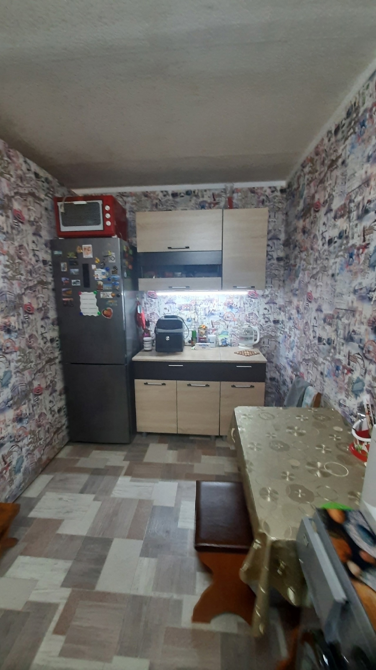 Продаётся в Луганске на городке з-д ОР (ул.Градусова ) 2 комнаты в общежитии (КОМНАТЫ ПРИВАТИЗИРОВАННЫЕ ) ✅ ОСМД ✅ Дом кирпичный ✅ Дом электро ✅ 3/9 эт ✅ общая площадь 2-х комнат 31 кв.м (18 кв.м +13 кв.м) ✅ С ремонтом ! ✅ 2 кондиционера ( в каждой комнате )Поставлены в 2024году ✅ окна м/п ✅ пол линоле...